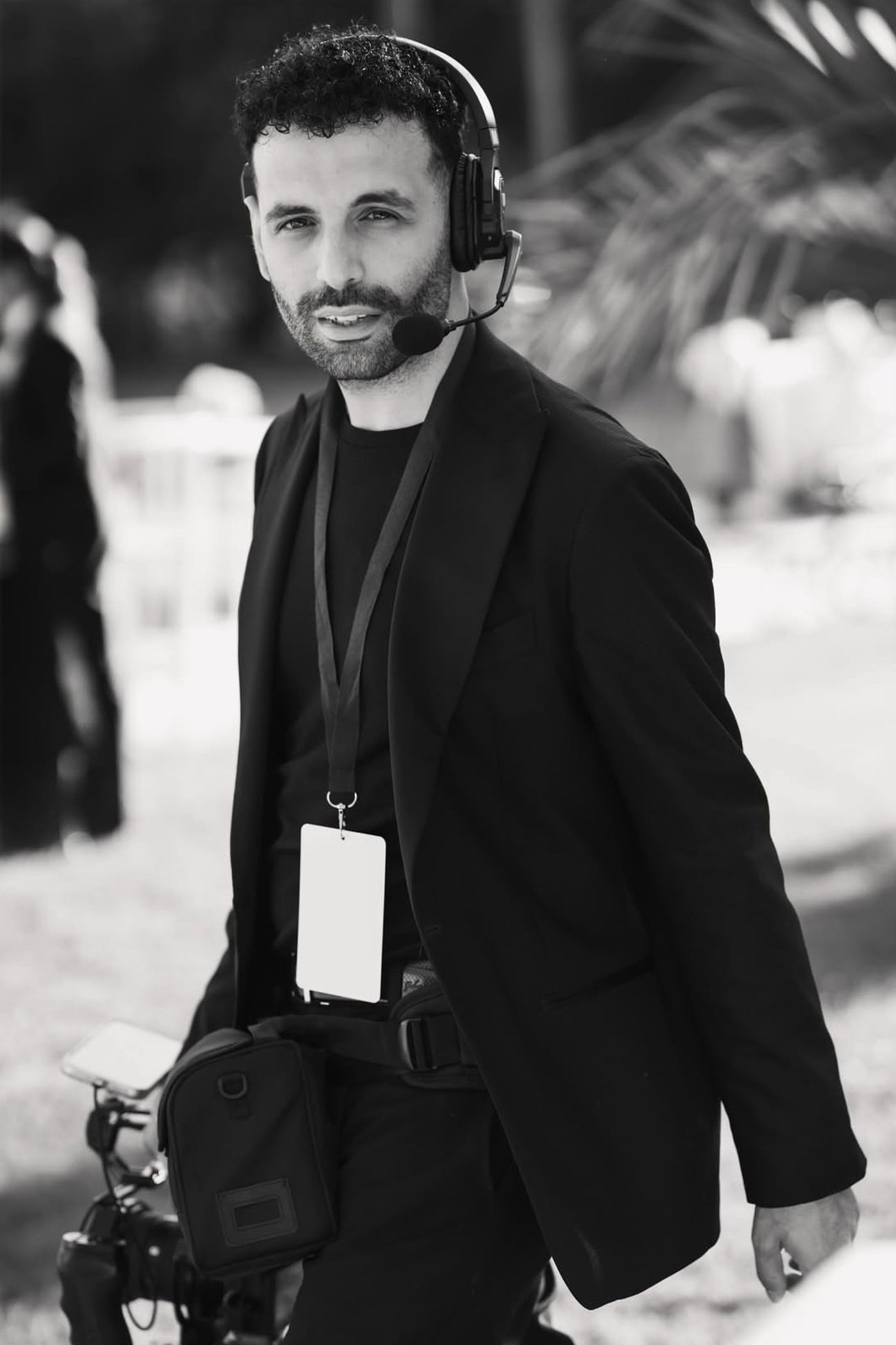 Andrea Matacena sul set, con cuffie e badge